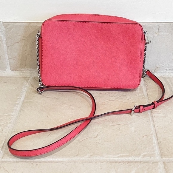 🆕 Michael Kors Jet Set EW pink chevron saffiano leather crossbody b… - Picture 2 of 8